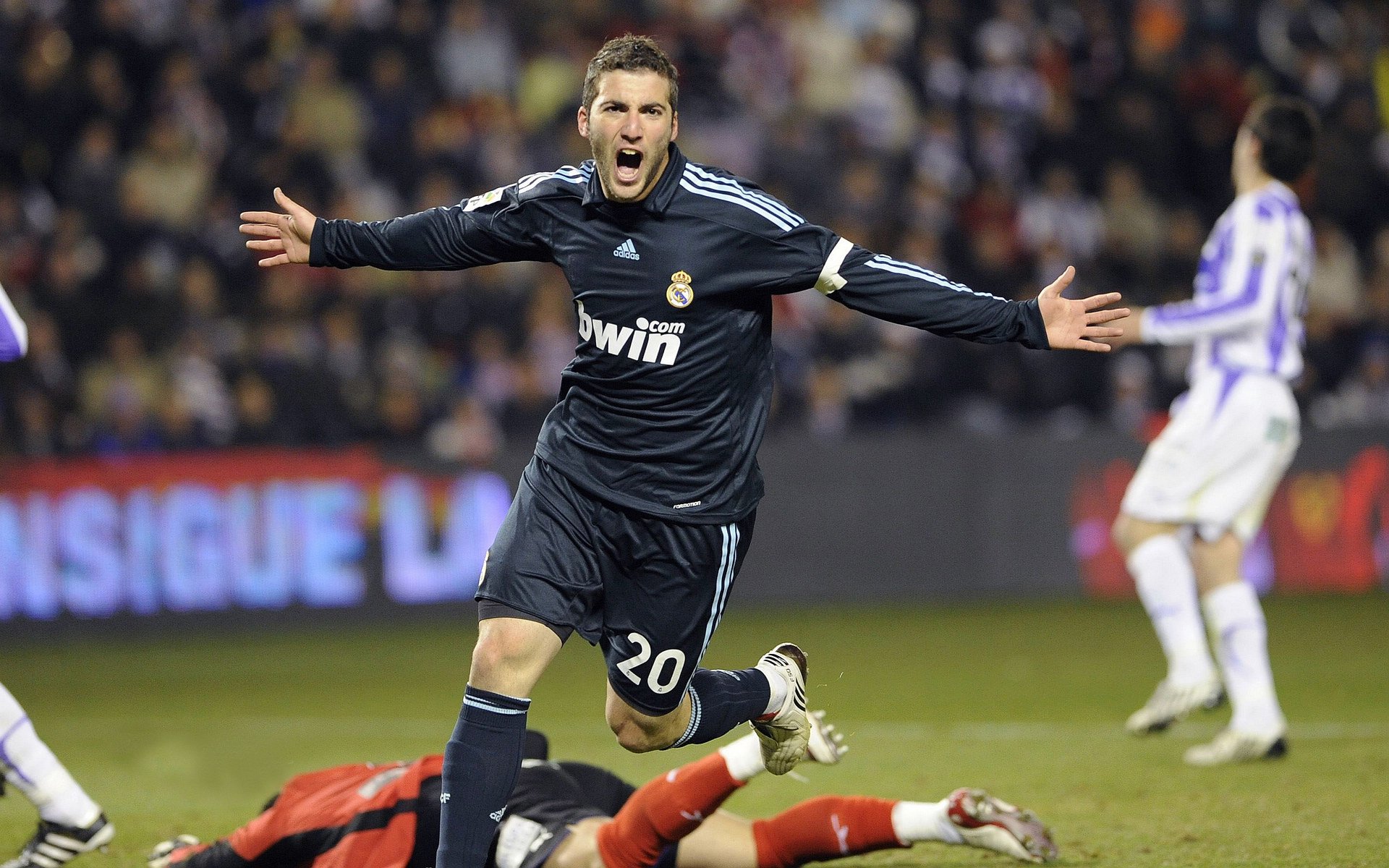 骑士对阵雄鹿,当詹姆斯用慢镜头肢解联盟第一防守