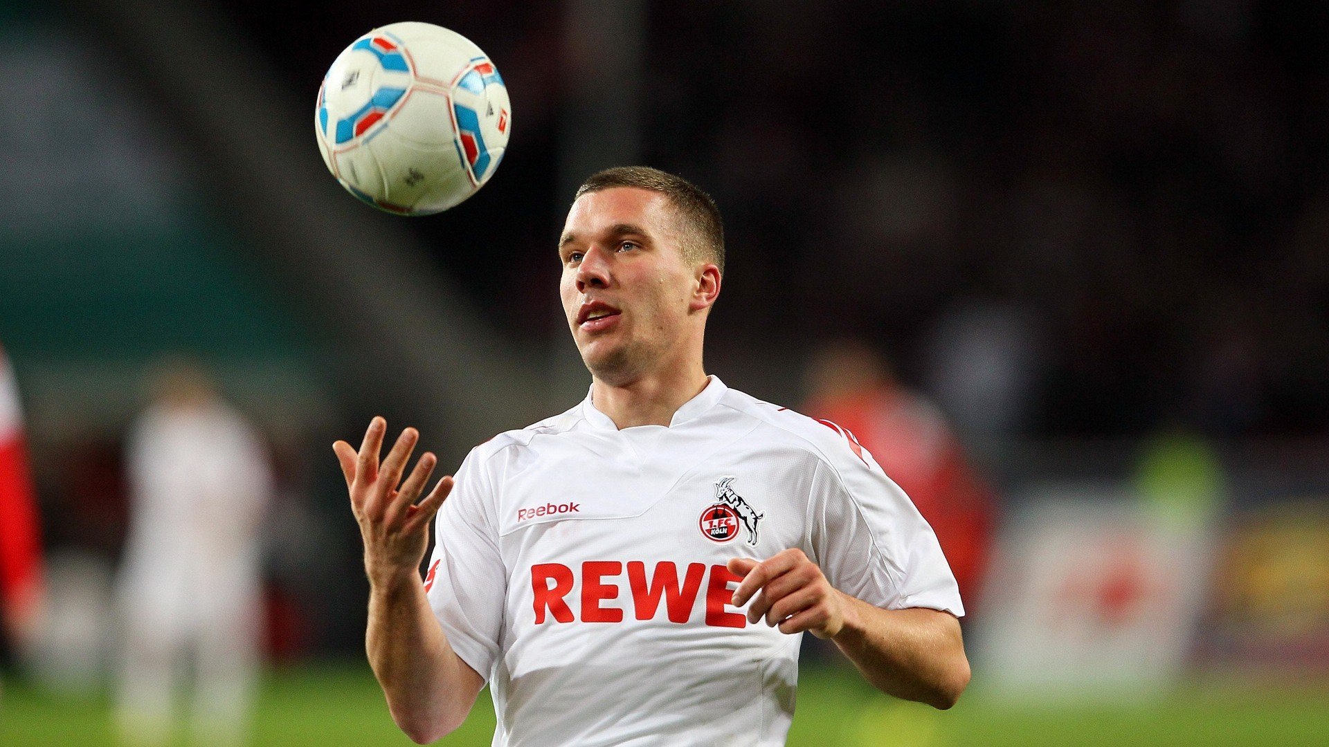 克瓦拉茨赫利亚接管国家德比之夜,葡萄牙的完胜与足球的新大陆